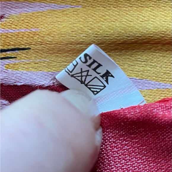 Geometric pattern silk scarf - Picture 9 of 9